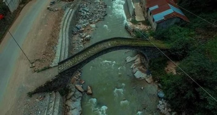Rize’de yol yaparken tarihi köprüye zarar verildi