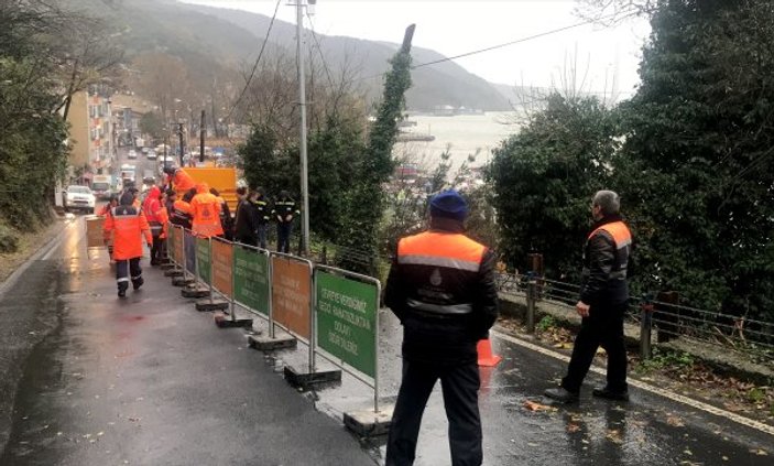 Sarıyer Rumeli Kavağı’nda yoğun yağış sonrası yol çöktü.