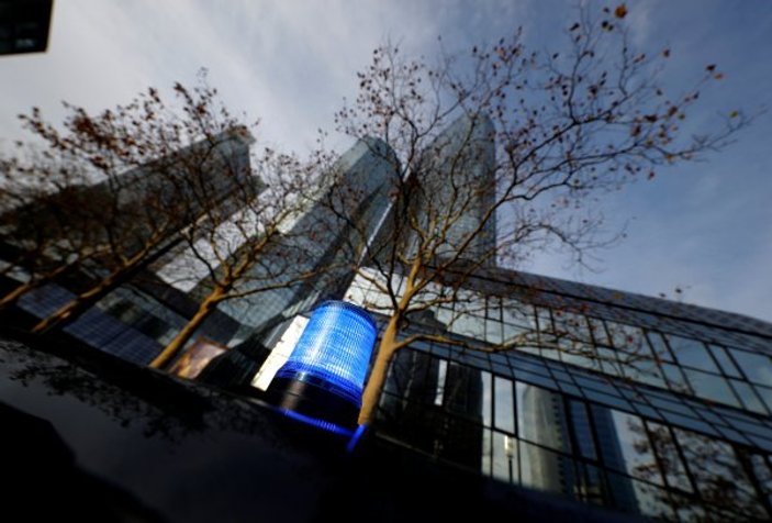Polis baskını sonrası Deutsche Bank'ın hisseleri çakıldı