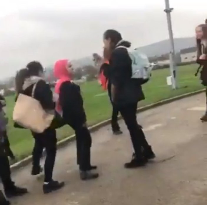 İngiliz ırkçılar mülteci çocuğun kardeşine de saldırmış