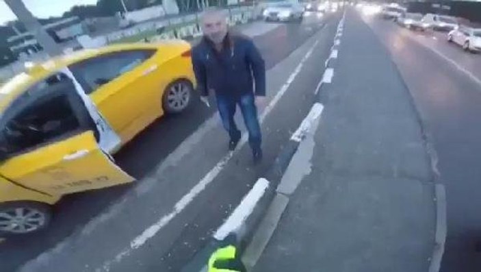 Taksici, motosiklet sürücüsüne bıçak çekti