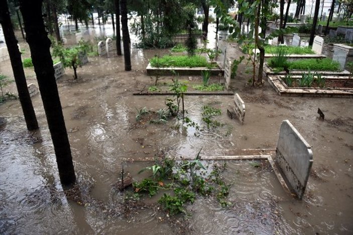Mersin'de mezarlığı su bastı