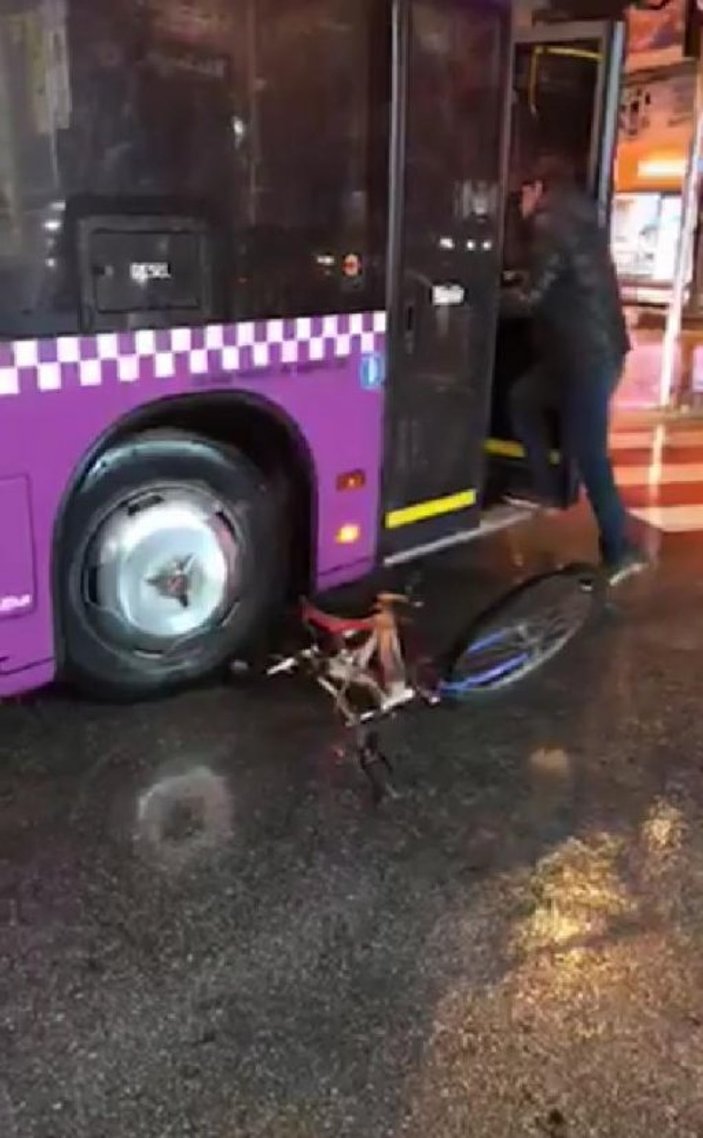 Otobüs şoförü bisikleti metrelerce sürükledi