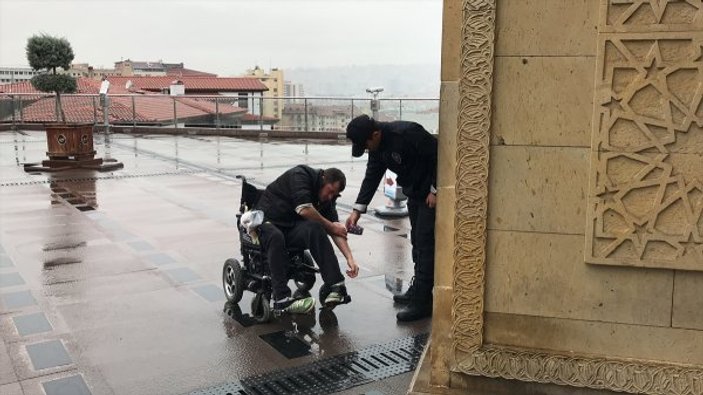 Tekerlekli sandalyedeki engelliye polis abdest aldırdı