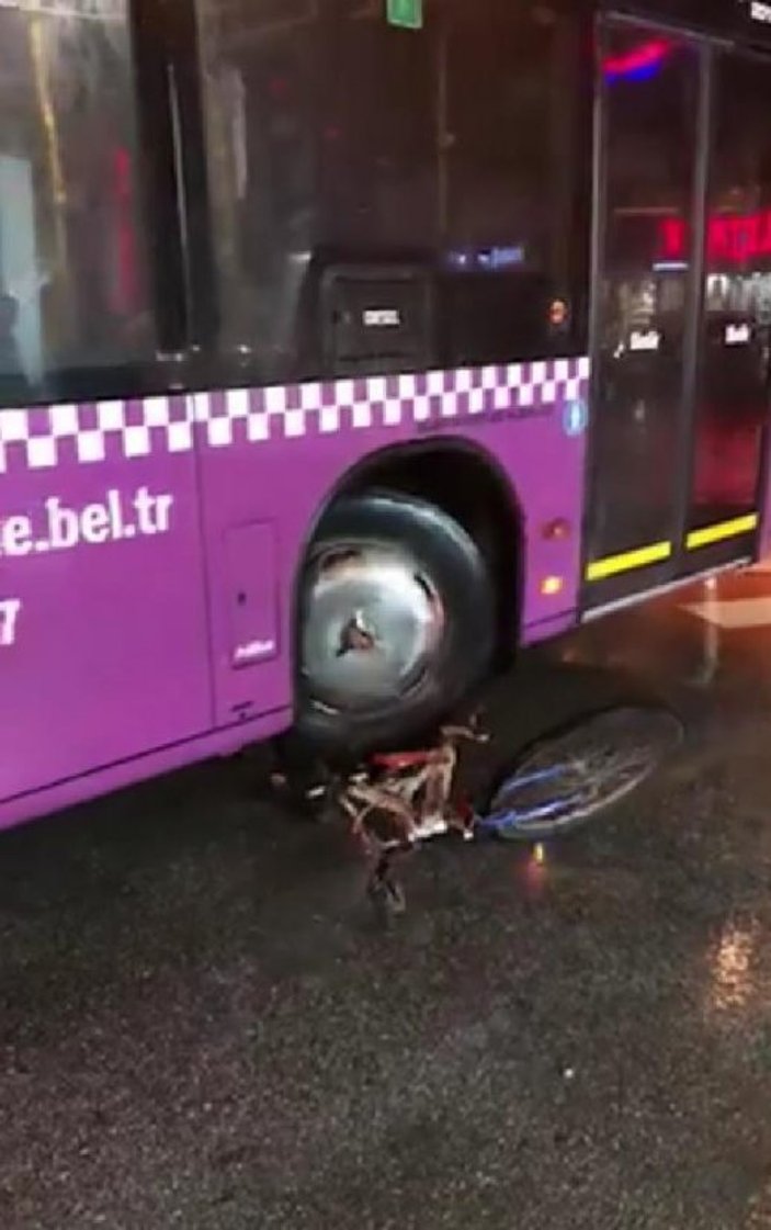 Otobüs şoförü bisikleti metrelerce sürükledi