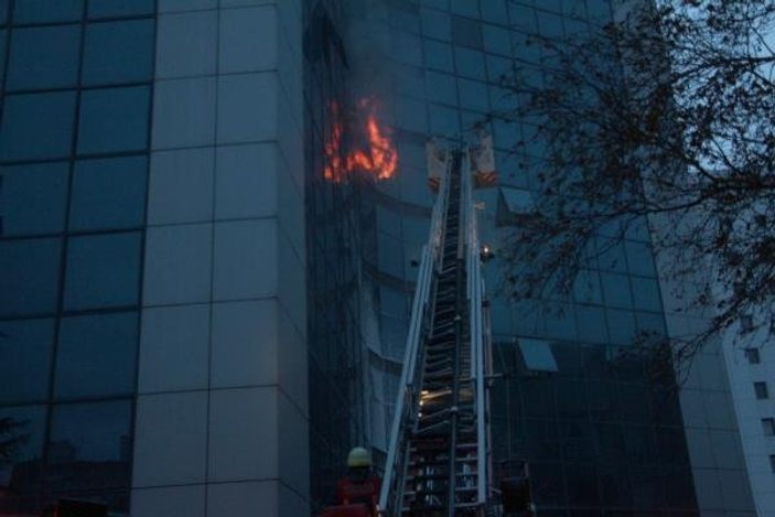 Şişli'de 17 katlı iş merkezinde yangın