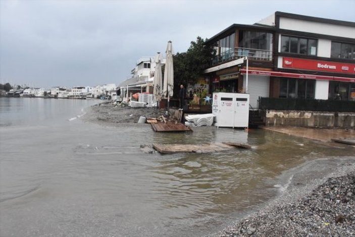 Sel sonrası Bodrum sokakları