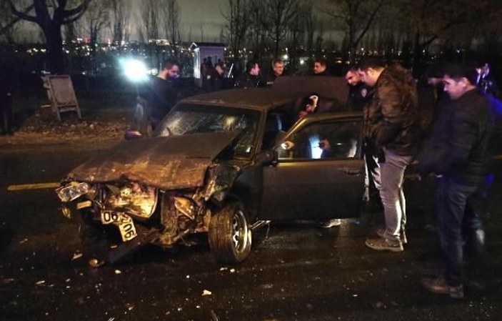 Ankara'da hırsızlar polisten kaçarken kaza yaptı