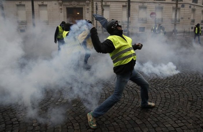 Fransa'da protestoların şiddeti arttı