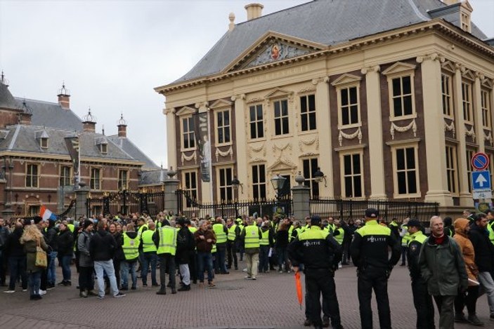 Sarı Yelekliler'in protestosu Hollanda'ya sıçradı