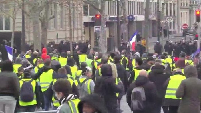 Fransa'da sokaklar yeniden karıştı