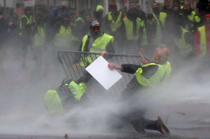 Brüksel'de panzerli biber gazlı polis müdahalesi
