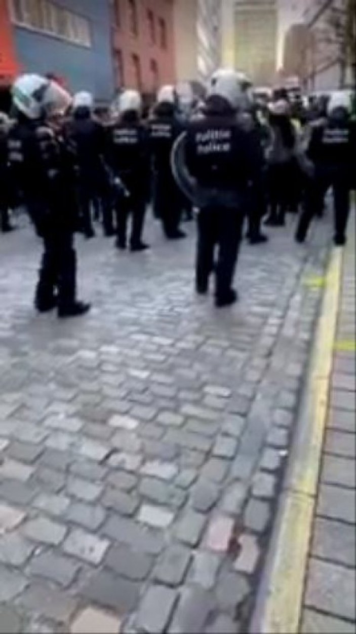 Belçika'da polisler basın mensuplarını tartakladı