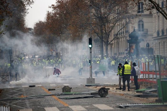 Fransa'da sokaklar yeniden karıştı