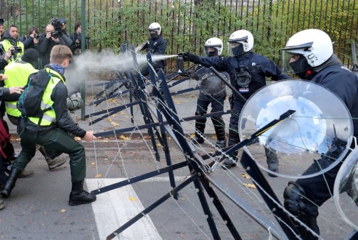 Brüksel'de panzerli biber gazlı polis müdahalesi