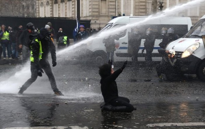 Paris'teki eylemcileri keskin nişancılar izliyor