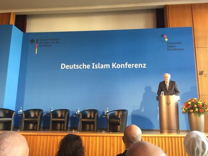 Alman İslam Konferansı'nda domuz eti servisi