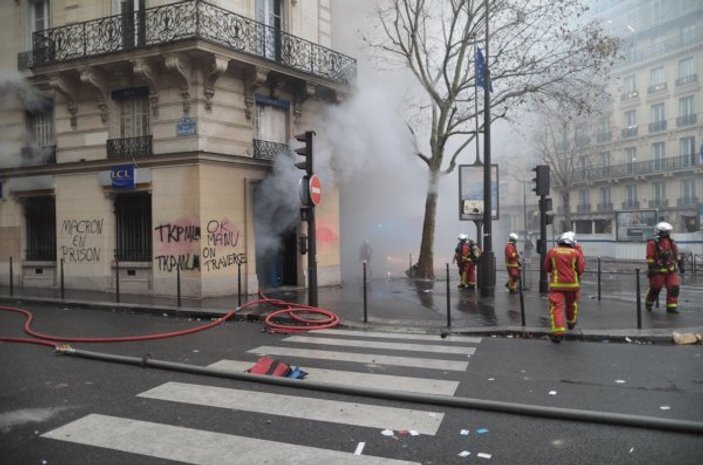 PKK'lı teröristler Paris sokaklarında