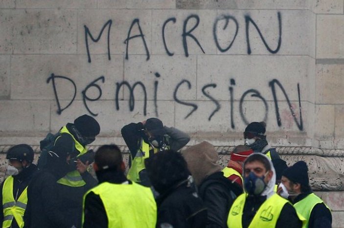 Macron Paris'te protestoların gerçekleştiği yere gitti