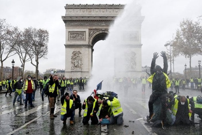 Fransız polisini tekme tokat döven eylemciler