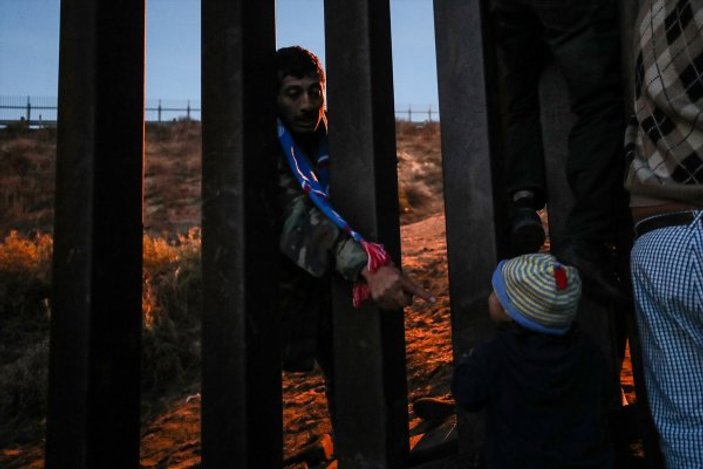 Göçmenler ABD-Meksika sınırını aştı