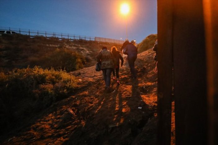 Göçmenler ABD-Meksika sınırını aştı