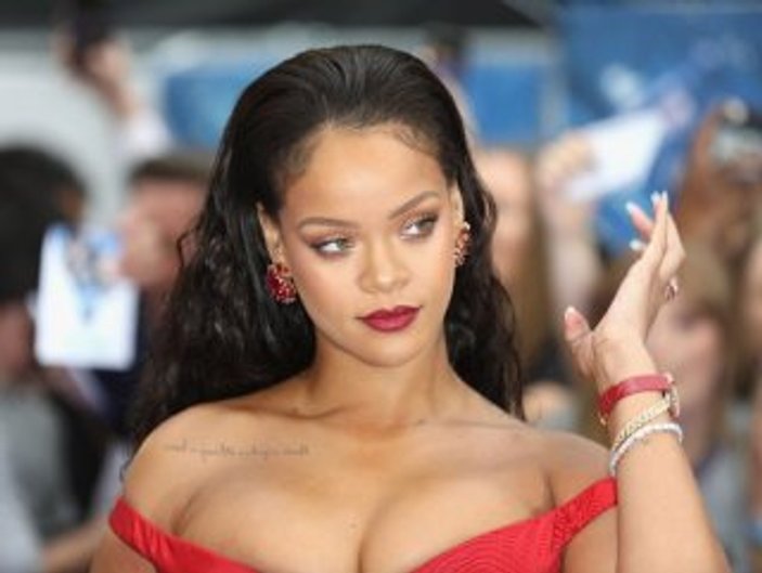 Rihanna'dan babasına dava