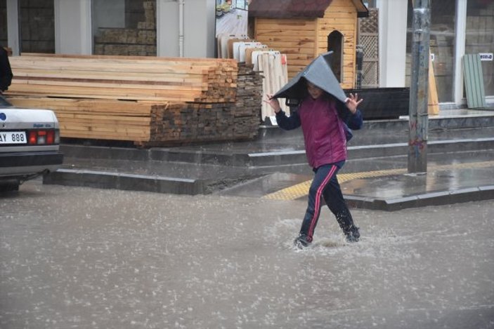Kars ve Ardahan'da sağanak sele neden oldu