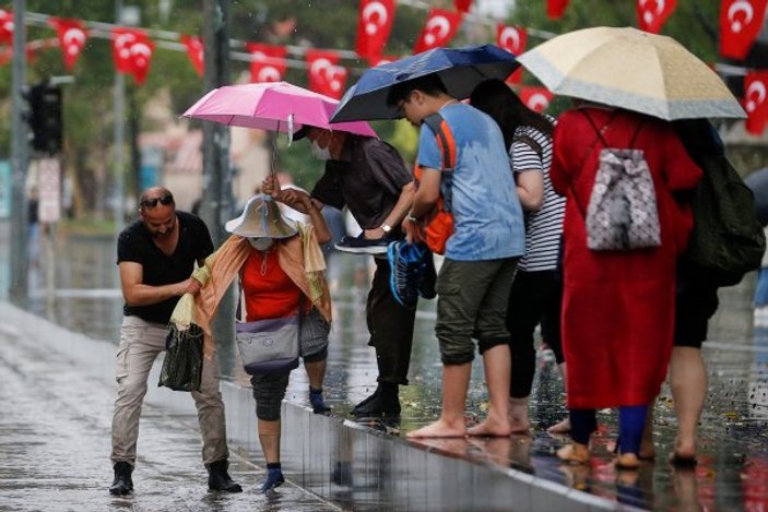 Sağanak yağış turistlere zor anlar yaşattı