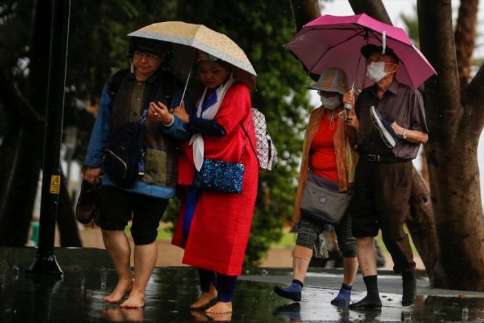 Sağanak yağış turistlere zor anlar yaşattı