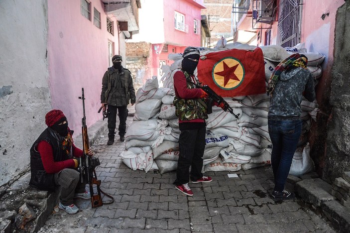 Diyarbakır'da hendek arkasındaki silahlı teröristler