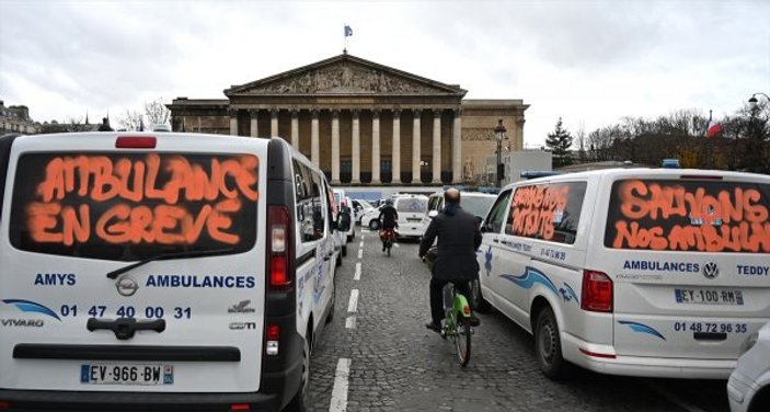 Fransa'da ambulans şoförleri de eyleme başladı