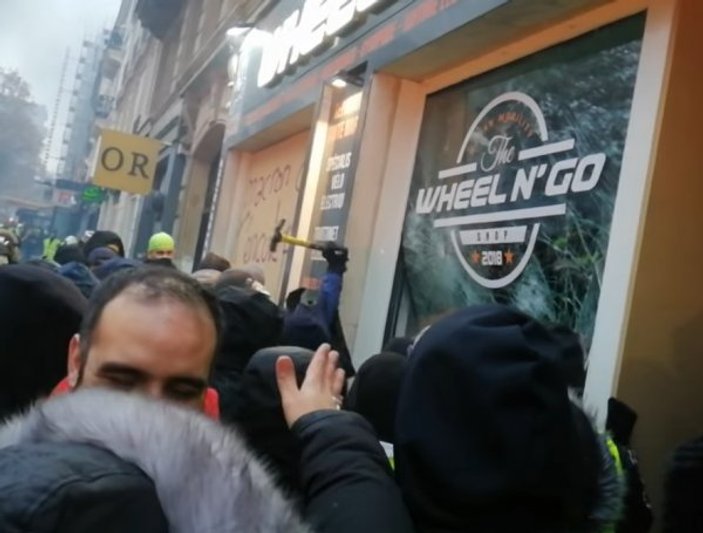 Paris'te eylemciler yağmalara devam ediyor