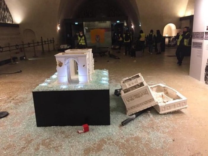 Fransa'da tarihi eserler tahrip edildi
