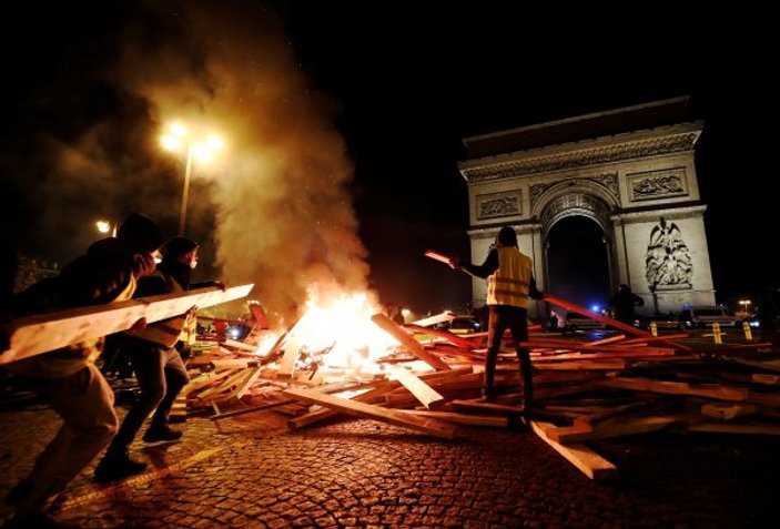 Fransa'da şiddet olayları tavan yaptı