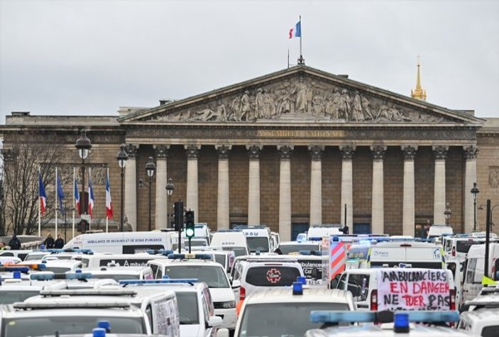 Fransa'da ambulans şoförleri de eyleme başladı