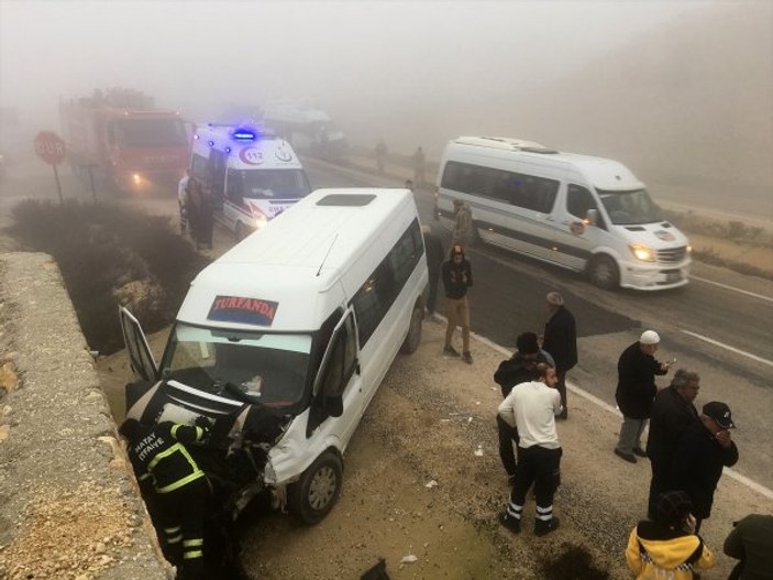 Hatay'da iki minibüs çarpıştı: 13 yaralı