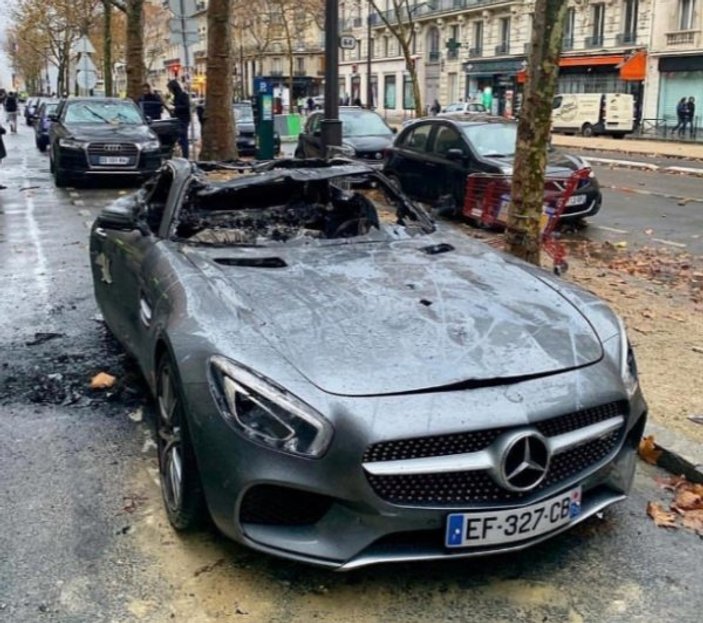 Fransa'da lüks otomobiller alev alev yandı