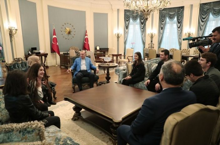 Erdoğan, çaya davet ettiği liselileri Külliye'de ağırladı