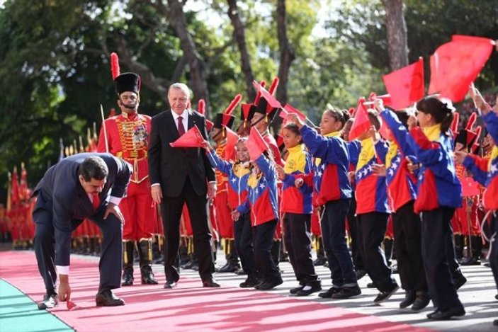 Maduro yere düşen Türk bayrağını kaldırdı