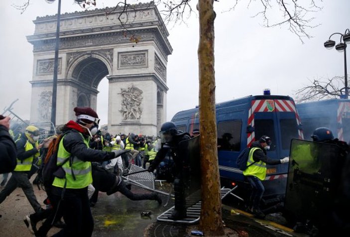 Fransız polisinden orantısız biber gazı kullanımı
