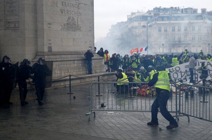 Fransa'da göstericilere 'ivedi yargılama'lı hapis cezası
