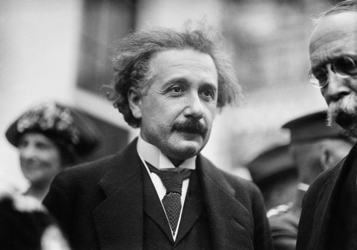 Albert Einstein'ın Tanrı mektubuna 2,9 milyon dolar