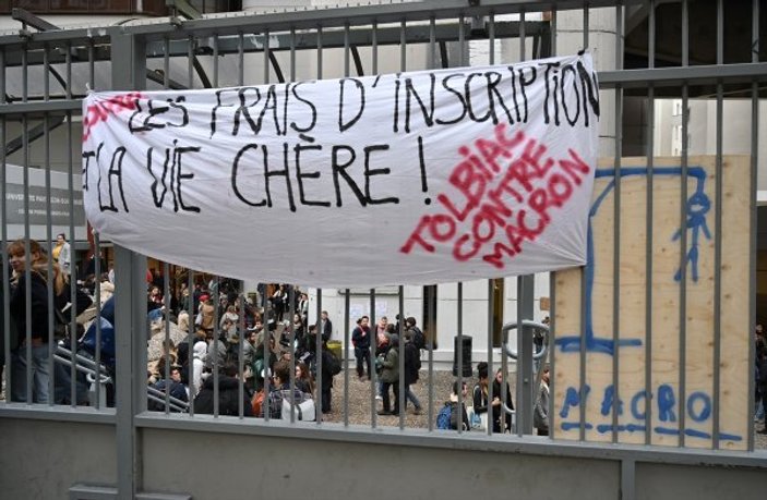 Fransa'da üniversitede Sarı Yelekliler'e destek eylemi