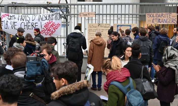 Fransa'da üniversitede Sarı Yelekliler'e destek eylemi