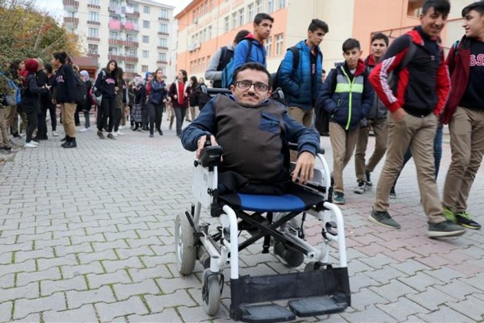 Ölür dedikleri Mehmet Akyürek başarılı bir hayat yaşıyor