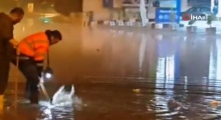 Kıbrıs’ta cadde ve sokakları sel bastı