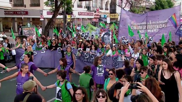 Arjantin’de tecavüzü protesto eden kadınlar kendini astı