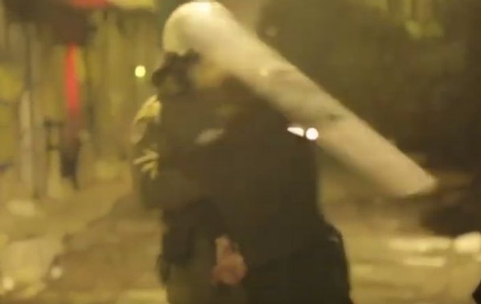 Yunan polisi protestocuya kalkanıyla vurdu