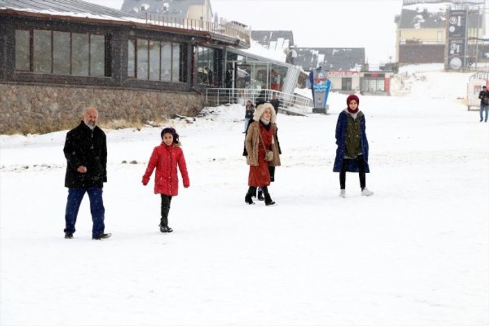 Erciyes'te kar yağışı hazırlıkları hızlandırdı
